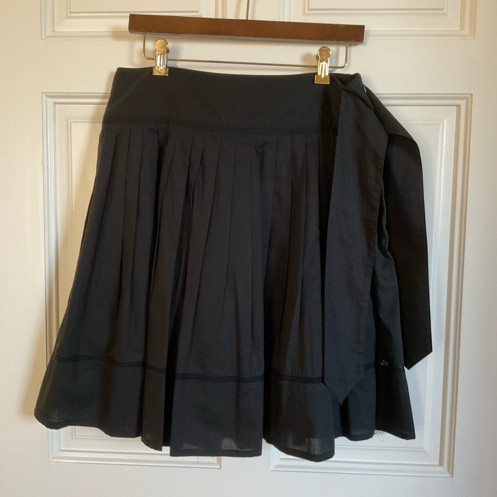 Burberry London, pleated cotton knee length A-line black skirt Women’s US size 6